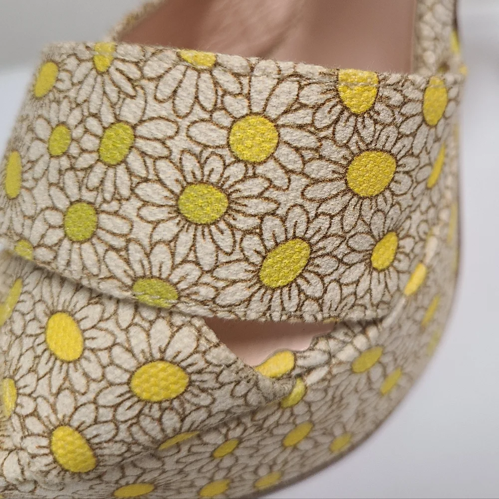 Red Valentino Yellow Daisy Platform Sandals Sz 37 MSRP $450